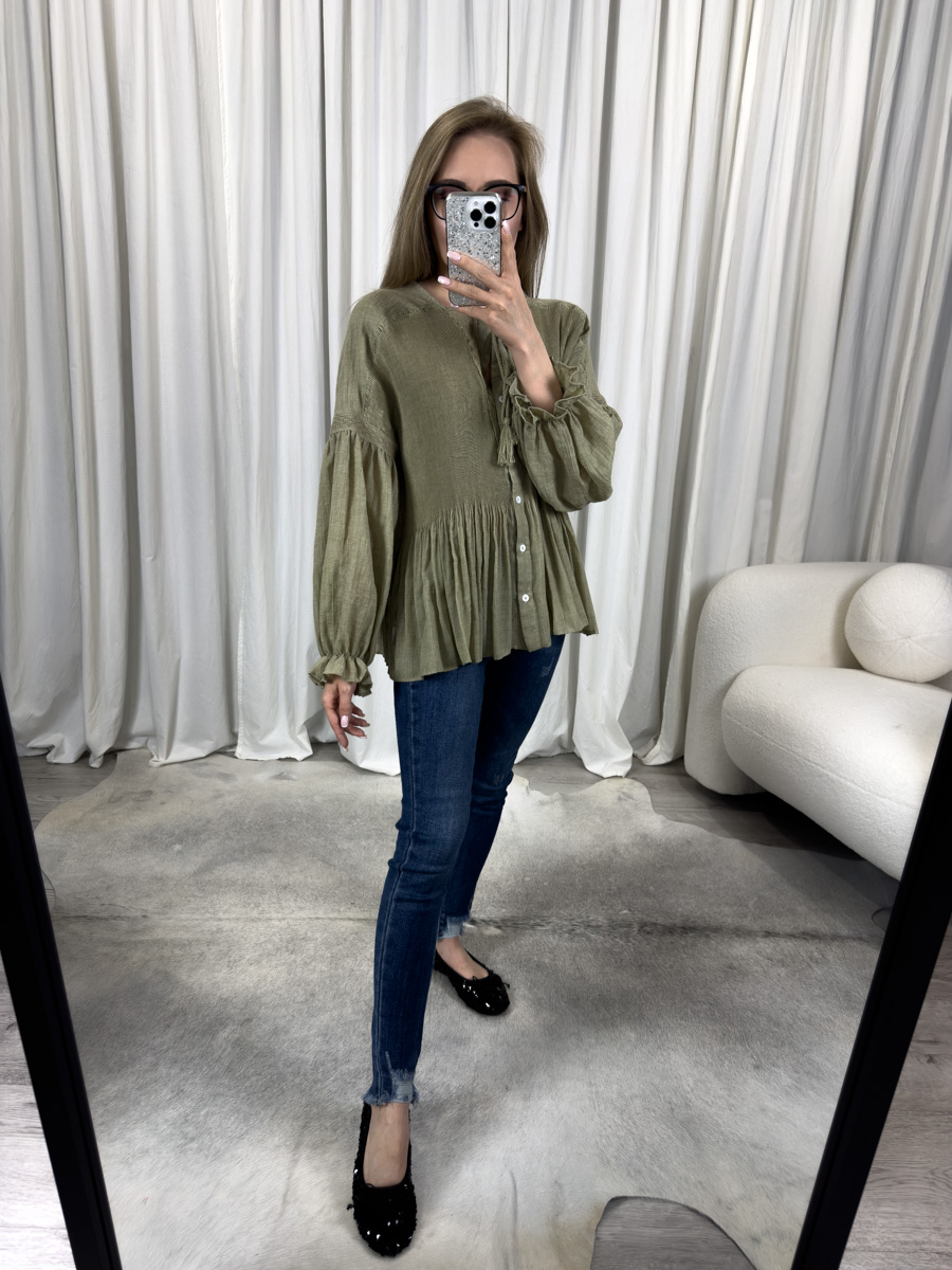 IMG_5193 Koszula Romance khaki Wiya – khaki koszula damska z plisami i bufkami, romantyczny fason w stylizacji casual z jeansami.
