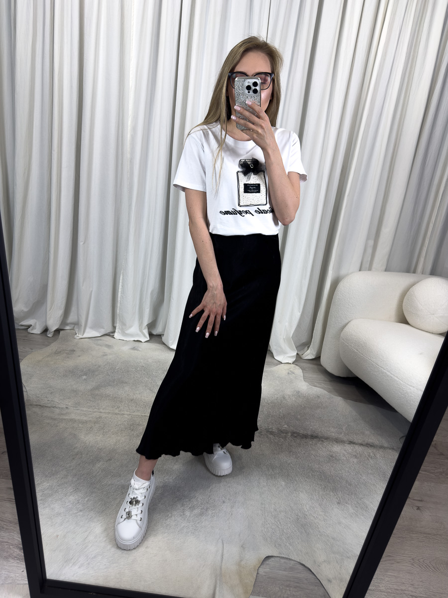 IMG_5354 Spódnica Satine Black z połyskującej satyny w odcieniu klasycznej czerni, długość maxi, zestawiona z białym t-shirtem i białymi sneakersami – stylizacja na co dzień z nutą elegancji.