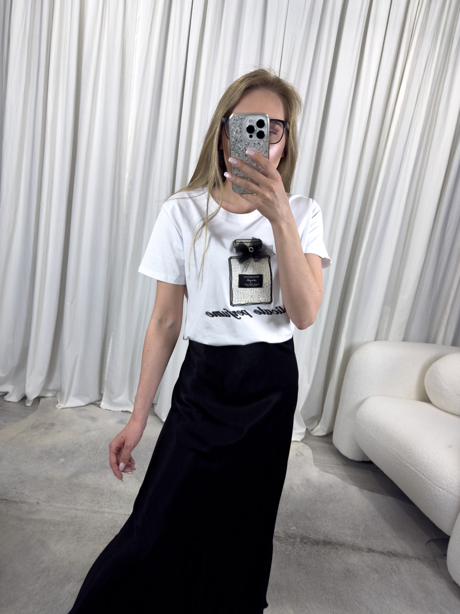 IMG_5356 Spódnica Satine Black z połyskującej satyny w odcieniu klasycznej czerni, długość maxi, zestawiona z białym t-shirtem i białymi sneakersami – stylizacja na co dzień z nutą elegancji.