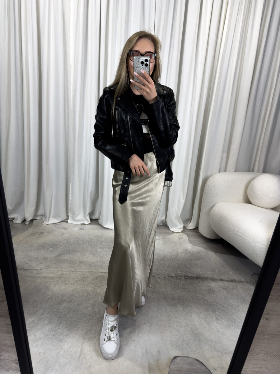 IMG_5390 Spódnica Satine Gold w odcieniu jasnego złota, z połyskującej satyny, zestawiona z czarnym t-shirtem i sneakersami – nowoczesna stylizacja łącząca elegancję i luz.