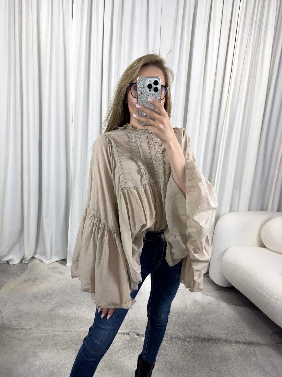 Koszula Loren beżowa Miho's – rozkloszowana koszula damska z falbanami i ozdobnymi rękawami, styl boho, beżowy kolor.