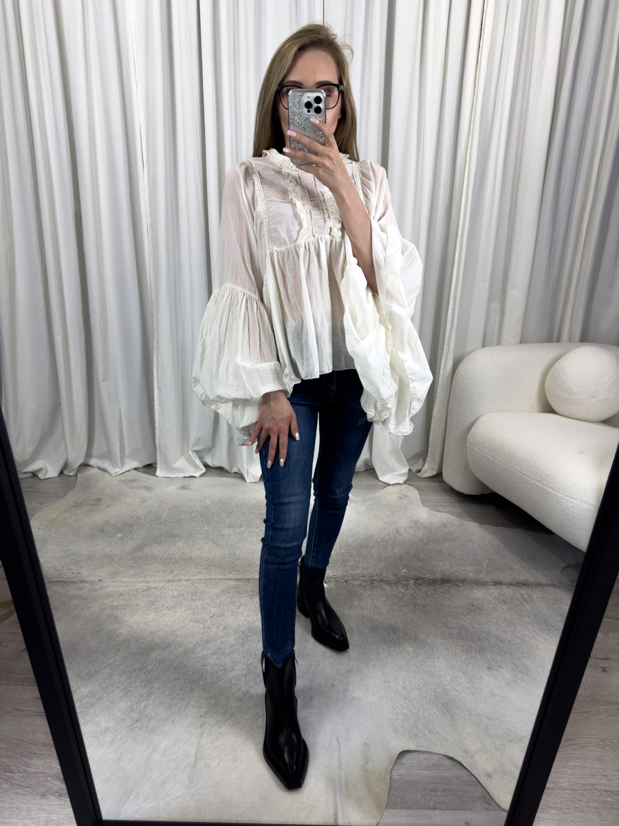 IMG_6802 Koszula Loren śmietankowa Miho's – rozkloszowana koszula damska w kremowym kolorze z bufkami i falbanami, styl boho.