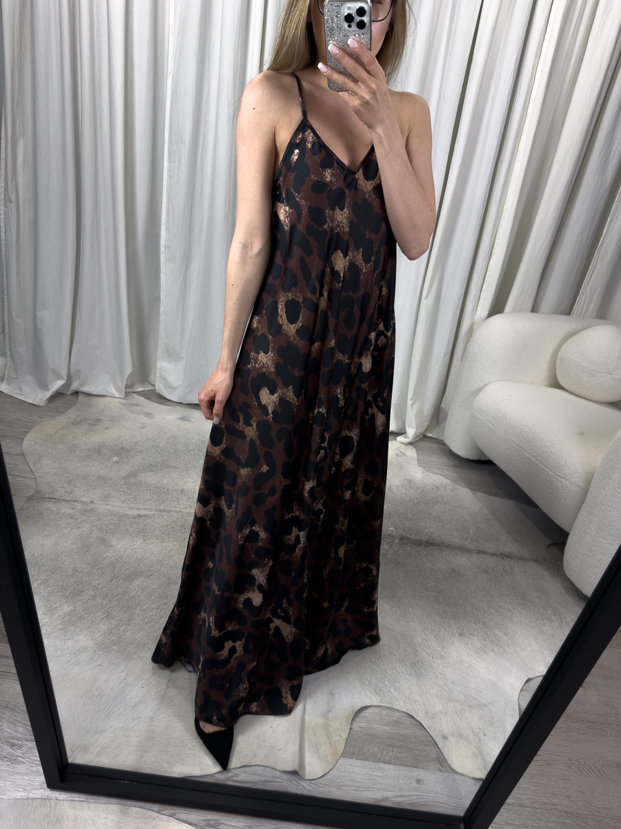 IMG_8566 Sukienka satynowa Leopard z cienkimi ramiączkami i dekoltem V, o długości maxi, z wyrazistym zwierzęcym printem – elegancka i zmysłowa propozycja na wieczór i lato.