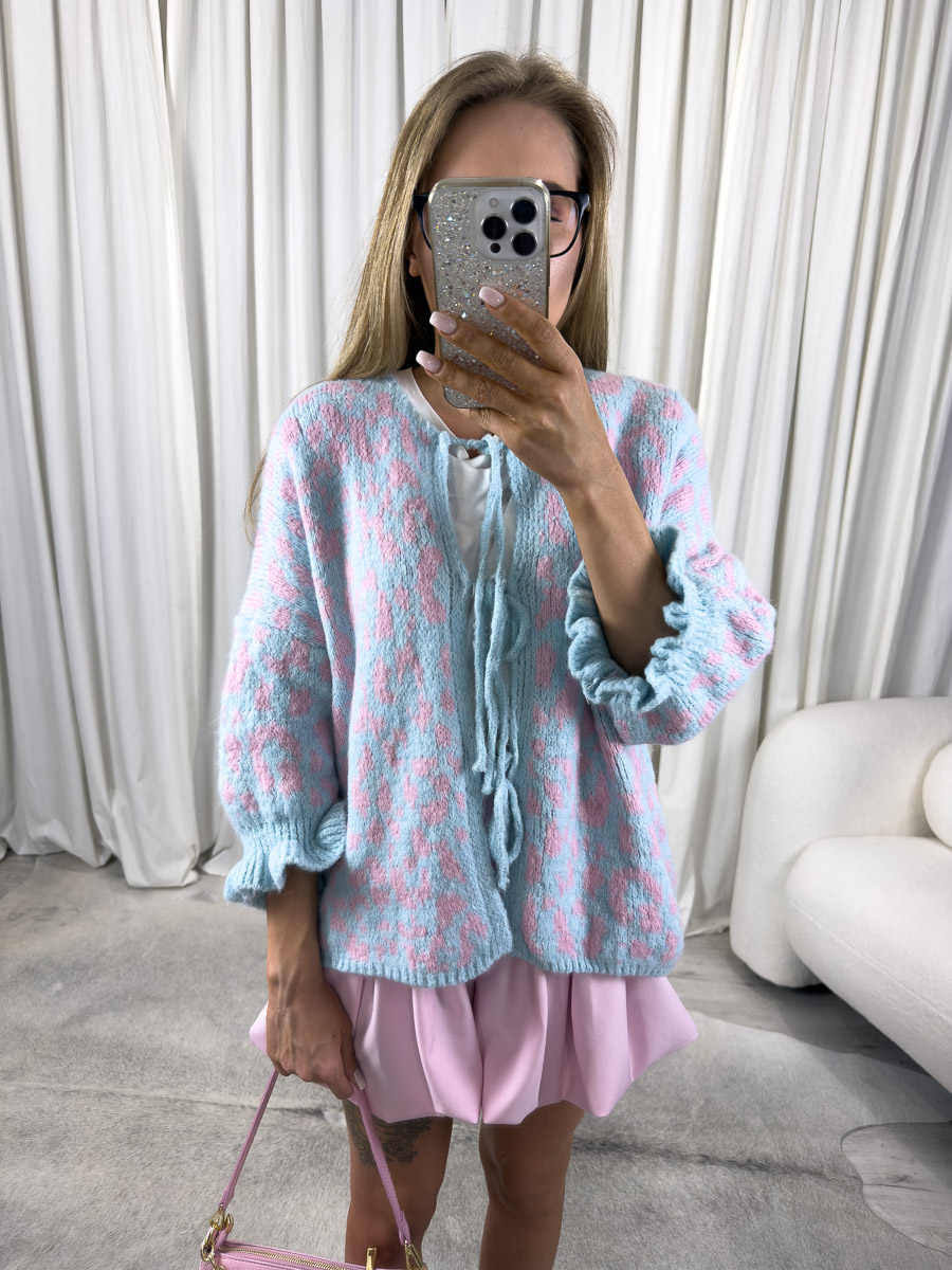 kardigan-tessa-baby-blue-3 Zdjęcie produktowe sklepu internetowego z odzieżą damską – modelka w trampkach ubrana w kardigan Tessa babyblue w zwierzęcy print i krótkie spódnico-spodnie