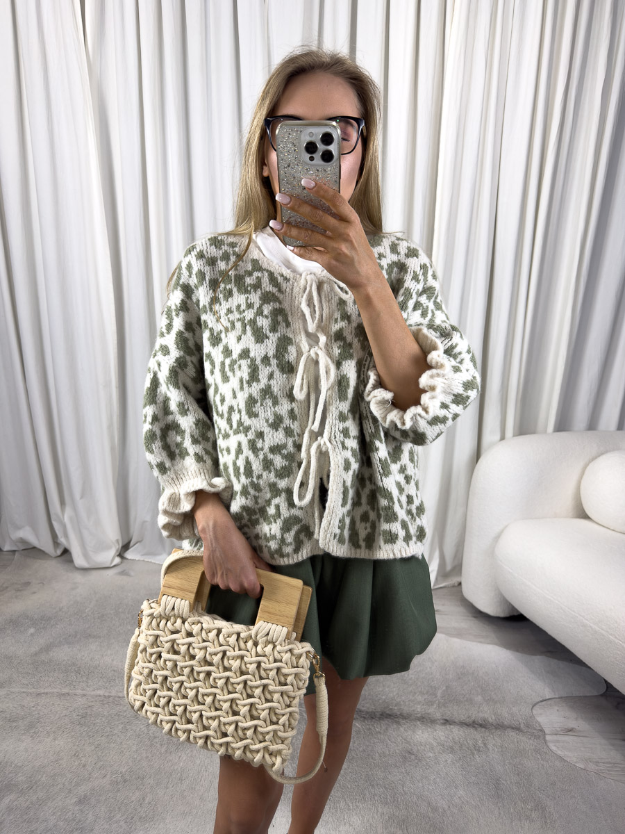 kardigan-tessa-khaki-3 Zdjęcie produktowe sklepu internetowego z odzieżą damską – modelka w trampkach ubrana w kardigan Tessa khaki w zwierzęcy print i krótkie spódnico-spodnie