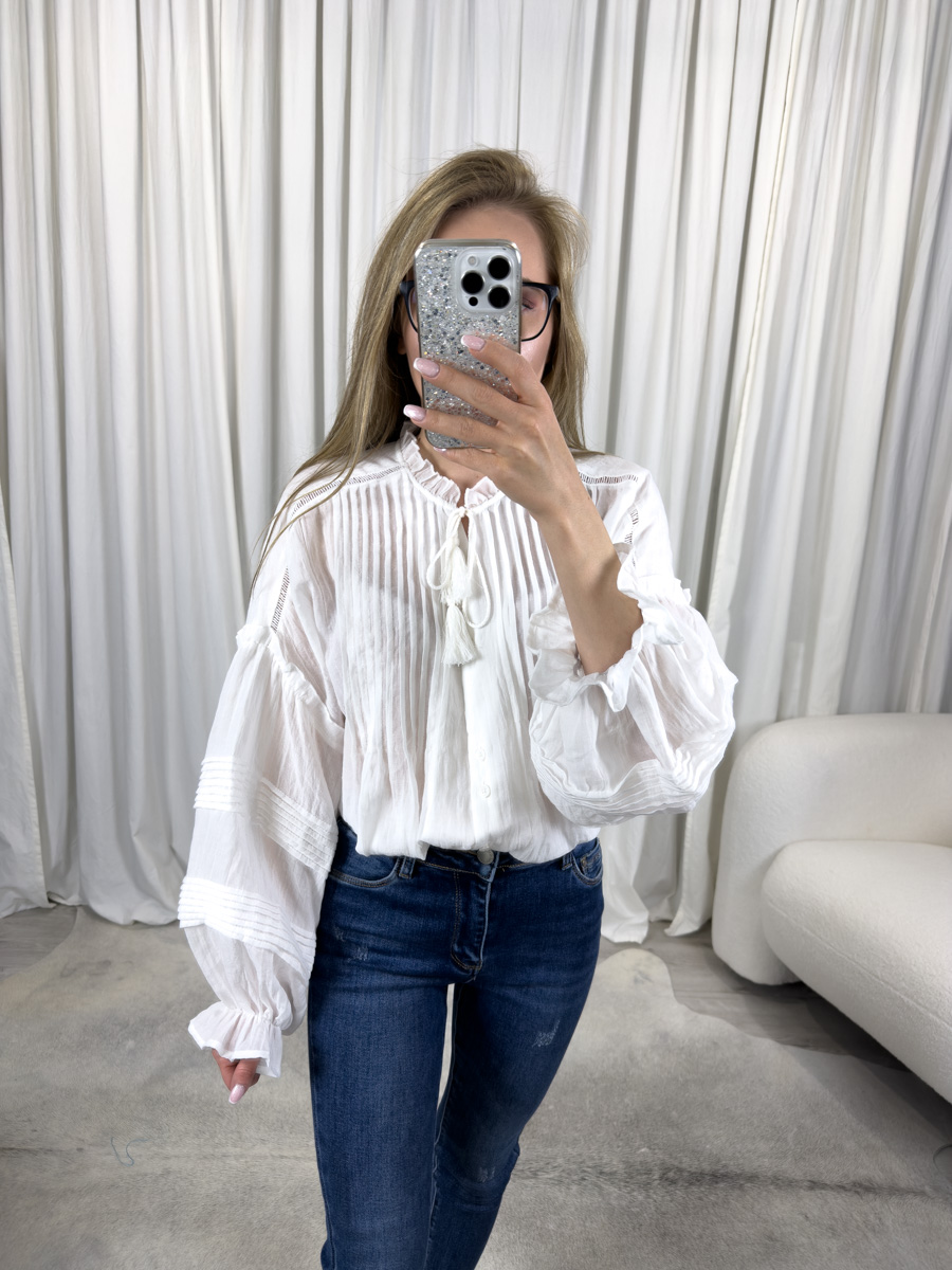 koszula-boho-biala-wiya-3 Zdjęcie produktowe sklepu internetowego z odzieżą damską – modelka ubrana w koszule Boho białą marki Wiya i jeansowe spodnie