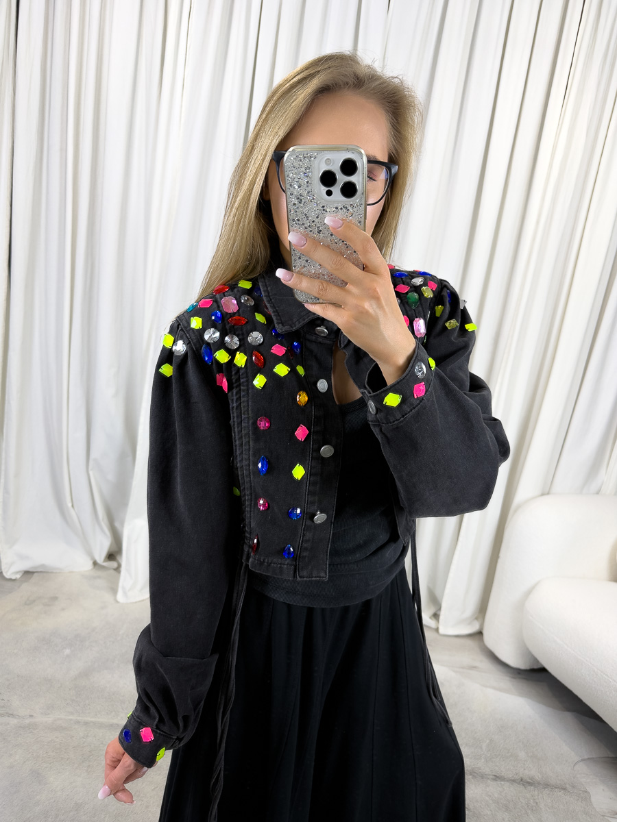 IMG_2217 Kurtka z kamieniami Rainbow czarna – czarna kurtka jeansowa damska z kolorowymi kamieniami, styl streetwear, modelka w czarnej stylizacji