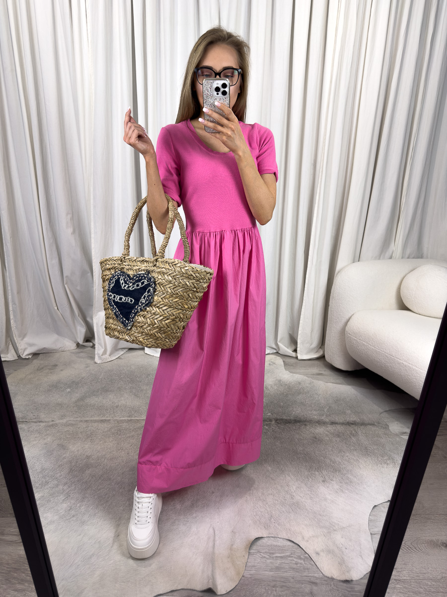 IMG_2330 Sukienka maxi Cotton Wiya fuksja – długa bawełniana sukienka damska w kolorze fuksji, stylizacja z jeansową kurtką w gwiazdki, sneakersami i wiklinową torbą