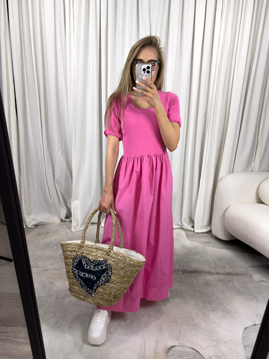 IMG_2343 Sukienka maxi Cotton Wiya fuksja – długa bawełniana sukienka damska w kolorze fuksji, stylizacja z jeansową kurtką w gwiazdki, sneakersami i wiklinową torbą