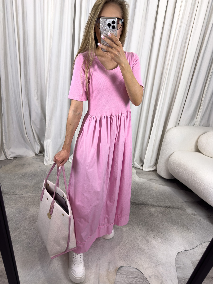 IMG_2356 Sukienka maxi Cotton Wiya pudrowy róż – bawełniana długa sukienka damska w pastelowym różu, stylizacja z białymi sneakersami i jasną shopperką