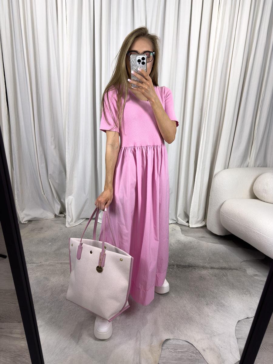 IMG_2365 Sukienka maxi Cotton Wiya pudrowy róż – bawełniana długa sukienka damska w pastelowym różu, stylizacja z białymi sneakersami i jasną shopperką