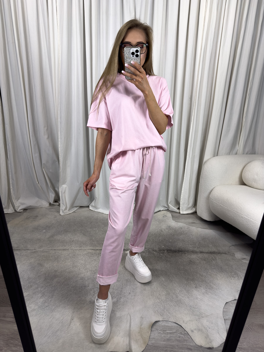 IMG_2416 Komplet dresowy Skinny Wiya różowy – zestaw oversize'owej bluzki i spodni skinny od marki Wiya, stylizacja casualowa z białymi sneakersami, modna propozycja dla kobiet.