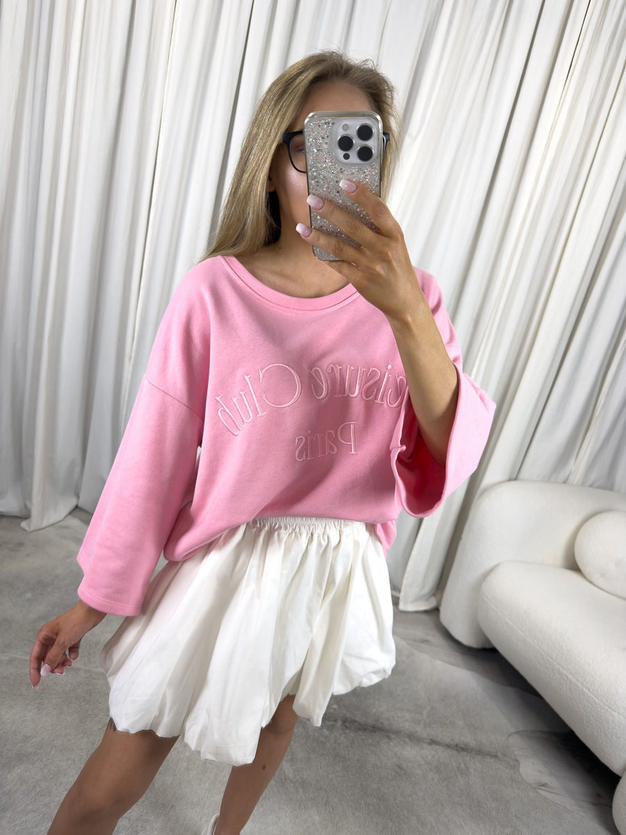 IMG_2867 Lekka bluza oversize Club różowa – pastelowa bluza oversize z haftem „Club Paris”, stylizacja z białą spódnicą i różową shopperką.
