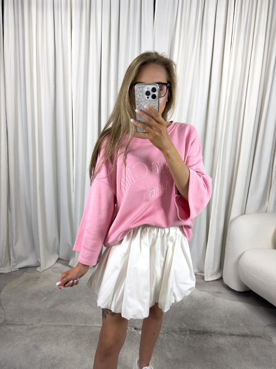 IMG_2874 Lekka bluza oversize Club różowa – pastelowa bluza oversize z haftem „Club Paris”, stylizacja z białą spódnicą i różową shopperką.