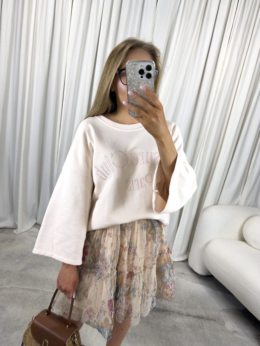 IMG_2885 Lekka bluza oversize Club kremowa – bluza w kolorze kremowym z haftem, stylizacja z plisowaną spódnicą w kwiaty i wiklinową torebką.