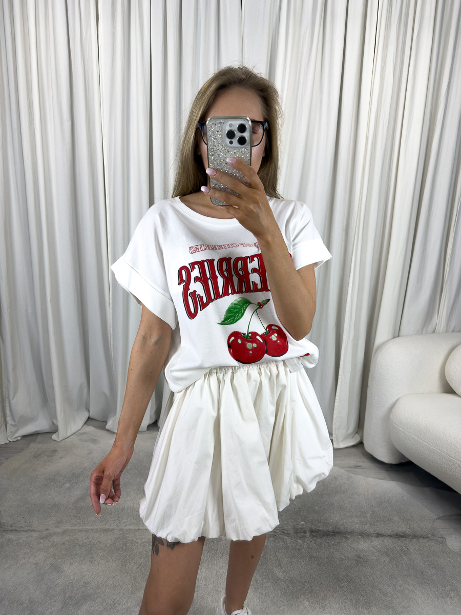 IMG_2941 T-shirt z nadrukiem wiśni w kolorze białym w stylizacji z krótką białą spódniczką – letnia stylizacja casual z owocowym akcentem.