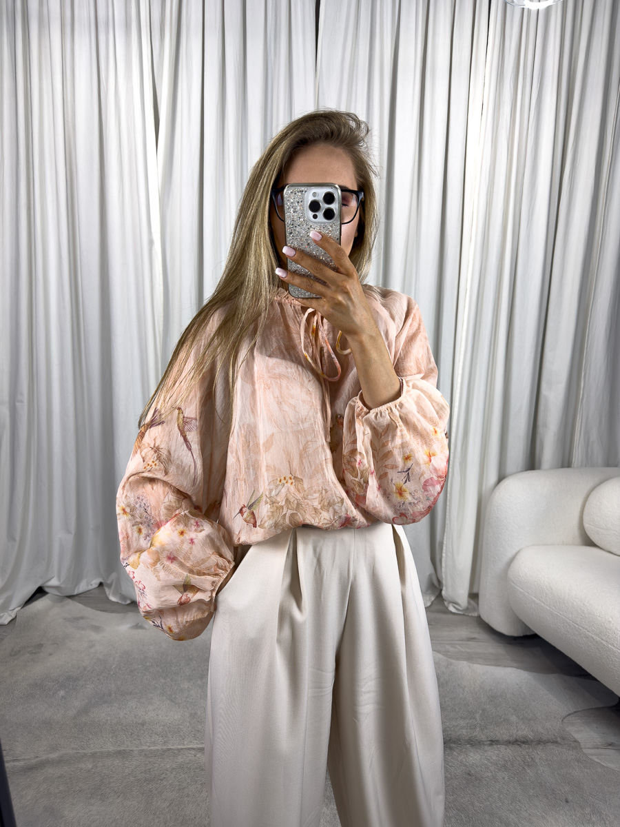 IMG_3825 Koszula z lyocellu Apricot Miho's – modelka w morelowej koszuli z bufiastymi rękawami i roślinnym nadrukiem, stylizacja boho na lato