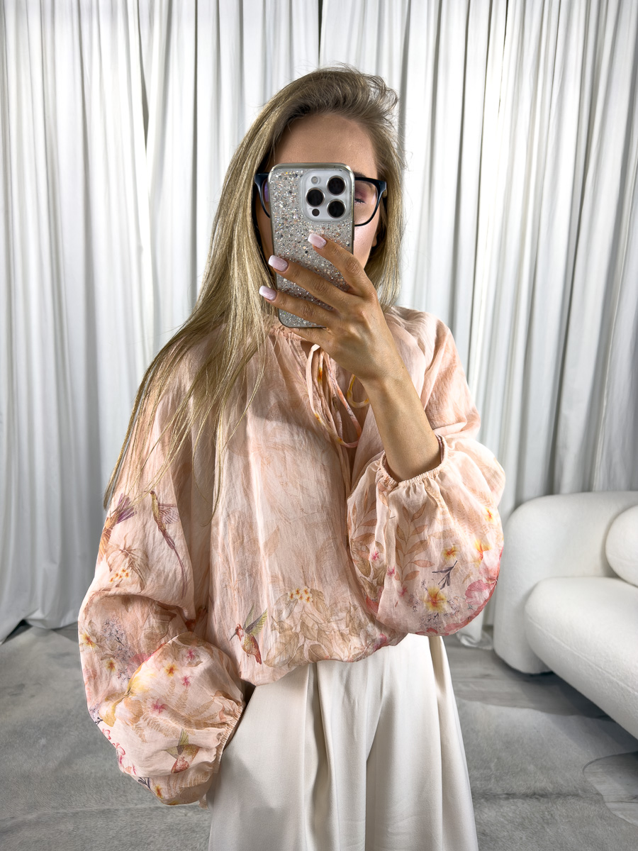 IMG_3826 Koszula z lyocellu Apricot Miho's – modelka w morelowej koszuli z bufiastymi rękawami i roślinnym nadrukiem, stylizacja boho na lato