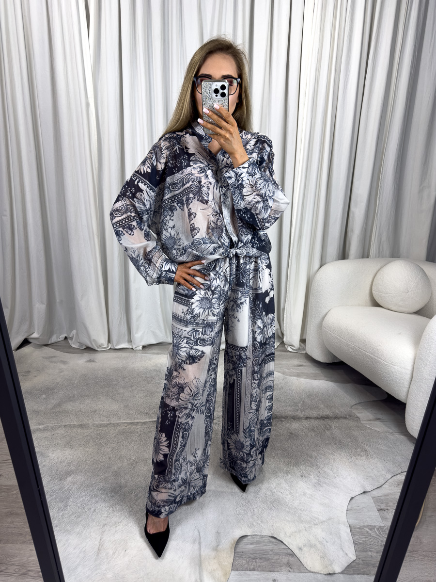 IMG_3902 Modelka w komplecie damskim z lyocellu – koszula z długim rękawem i szerokie spodnie z printem floral, lekki zestaw idealny na lato