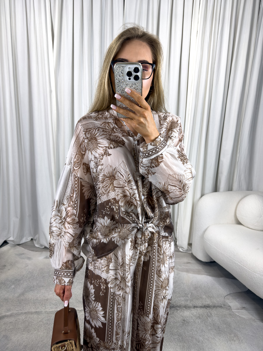 IMG_3920 Modelka w komplecie damskim z lyocellu – koszula z długim rękawem i szerokie spodnie z printem floral, lekki zestaw idealny na lato