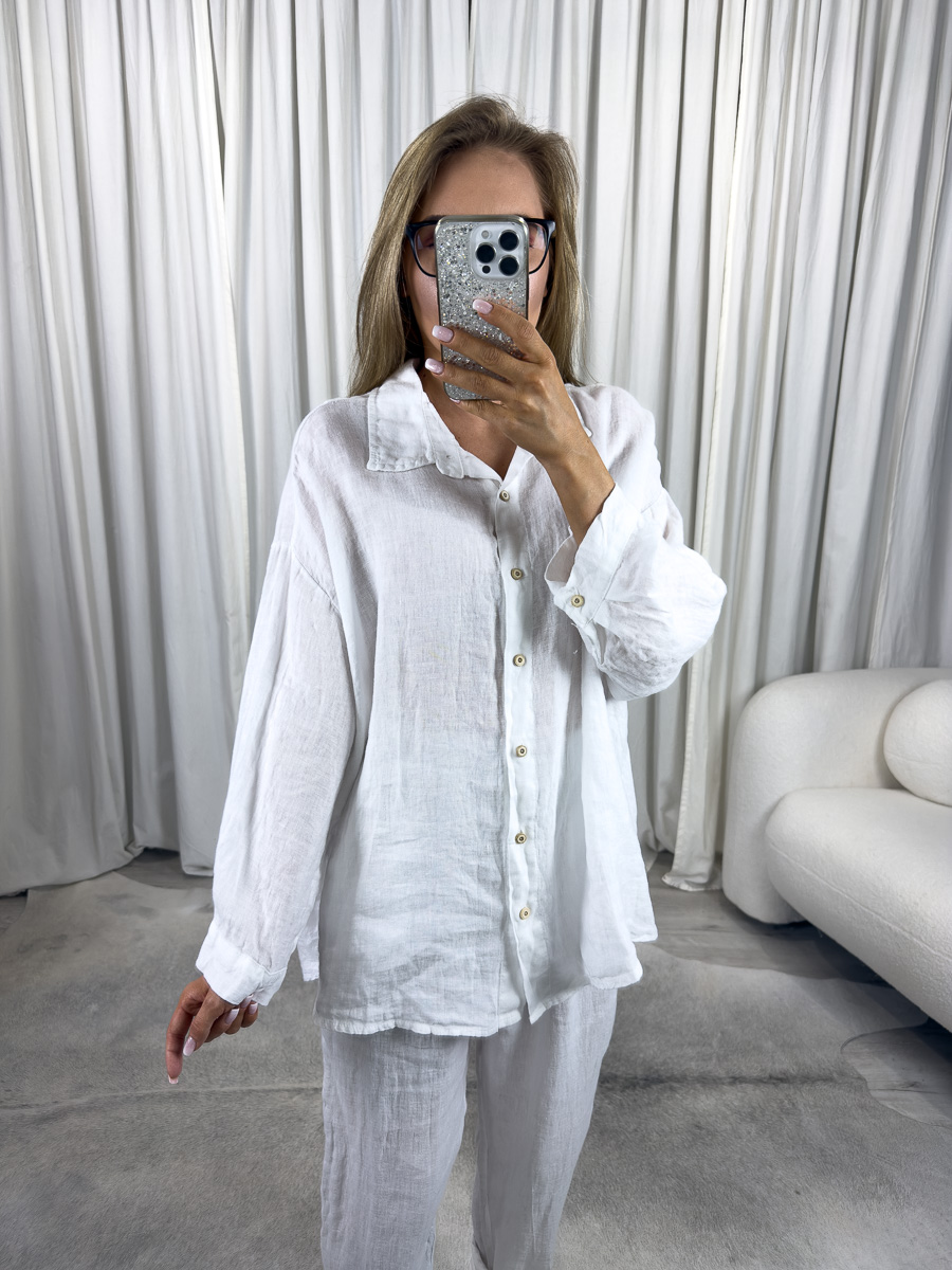 IMG_4151 Biała lniana koszula Elize Wiya - włoski styl, oddychający materiał i wygodny krój oversize. Stylizacja z lnianymi spodniami w tym samym kolorze.
