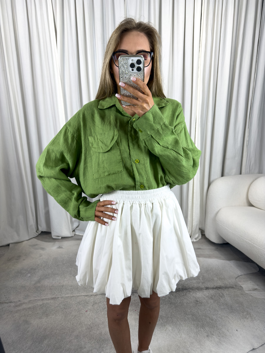 IMG_4465 Modelka w lnianej koszuli Stella oversize ze spódnicą, widok z przodu – stylizowana na casual