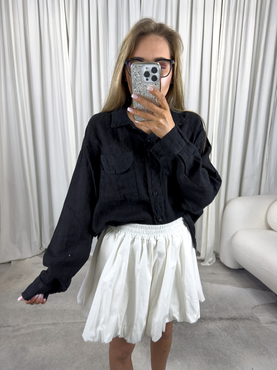 IMG_4472 Modelka w lnianej koszuli Stella oversize ze spódnicą, widok z przodu – stylizowana na casual