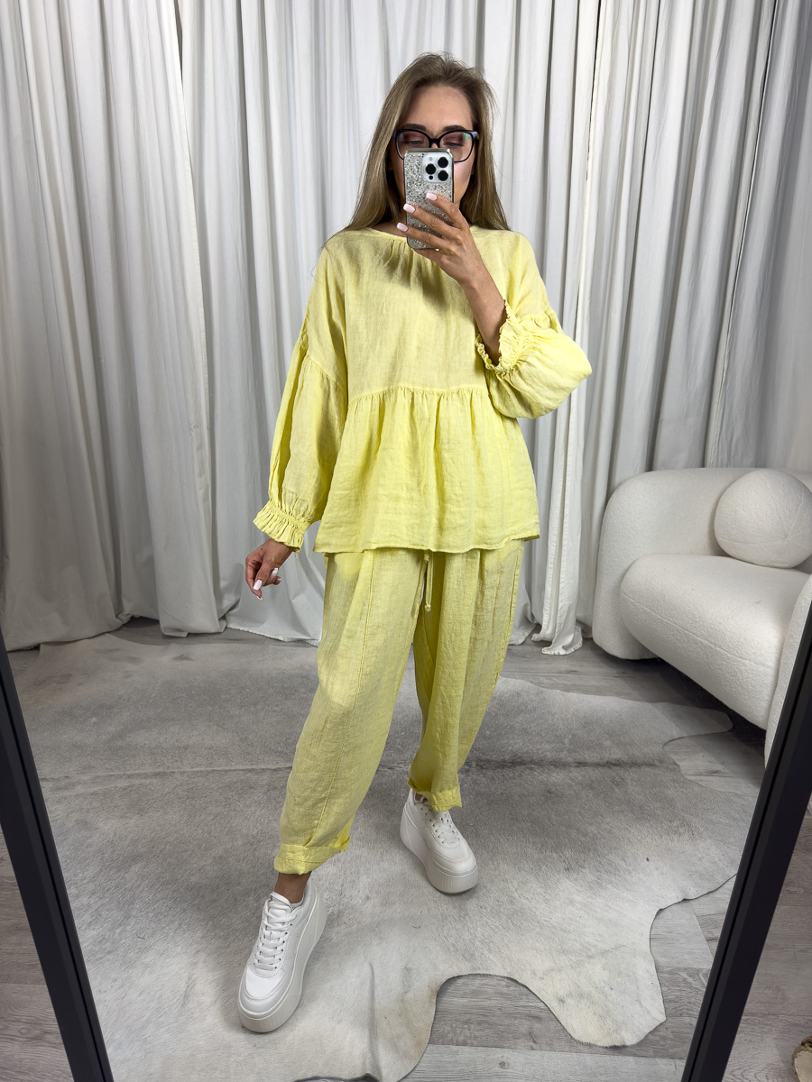 IMG_4541 Modelka w żółtym lnianym komplecie Ina Wiya – bluzka z marszczeniami i spodnie z gumką, styl casual boho