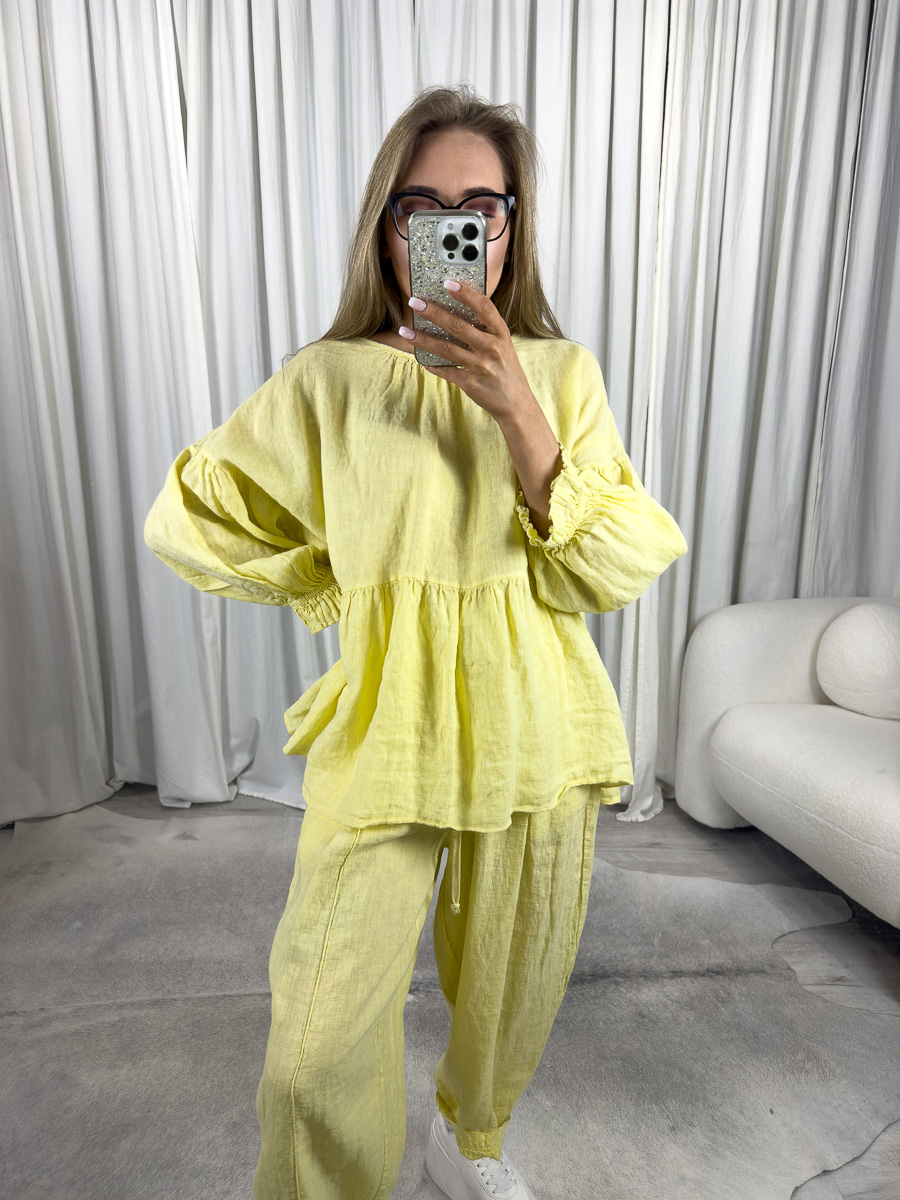 IMG_4543 Modelka w żółtym lnianym komplecie Ina Wiya – bluzka z marszczeniami i spodnie z gumką, styl casual boho