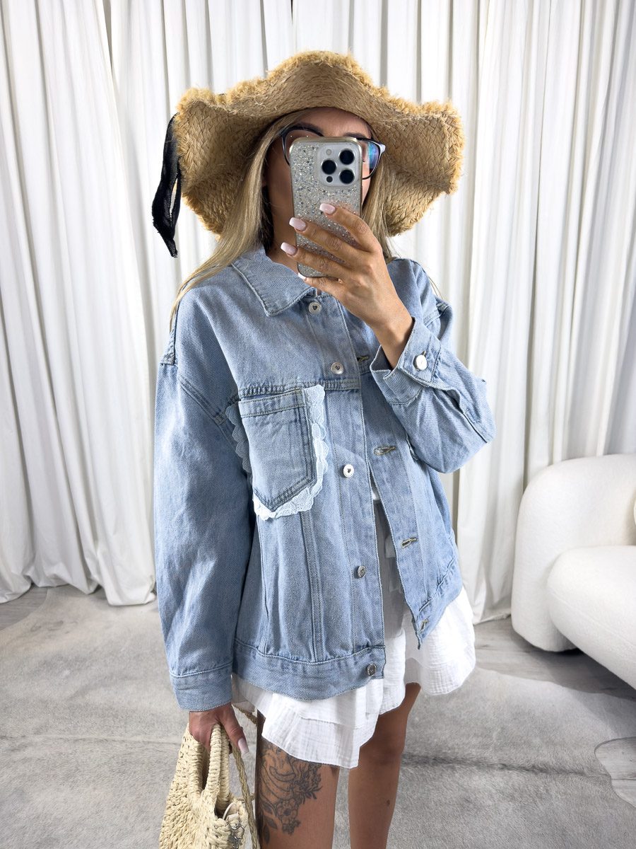 koszula-jeansowa-kenya-wiya Zdjęcie produktowe sklepu internetowego z odzieżą damską – koszula jeansowa Kenya Wiya, jasny denim, fason oversize z kieszeniami