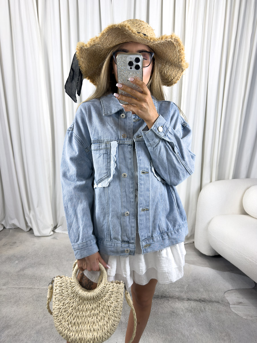 koszula-jeansowa-kenya-wiya Zdjęcie produktowe sklepu internetowego z odzieżą damską – koszula jeansowa Kenya Wiya, jasny denim, fason oversize z kieszeniami