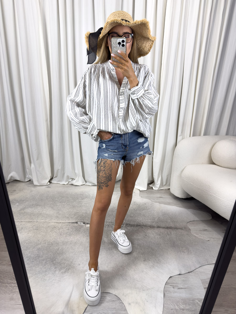 koszula-stripes-szara-gioya Zdjęcie produktowe sklepu internetowego z odzieżą damską – modelka w koszuli Stripes szara marki Gioya