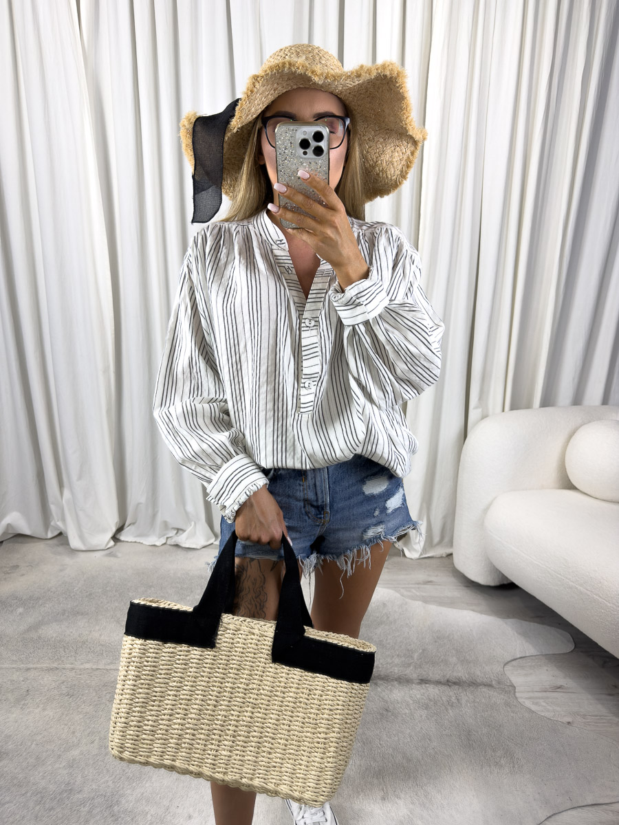 koszula-stripes-szara-gioya Zdjęcie produktowe sklepu internetowego z odzieżą damską – modelka w koszuli Stripes szara marki Gioya