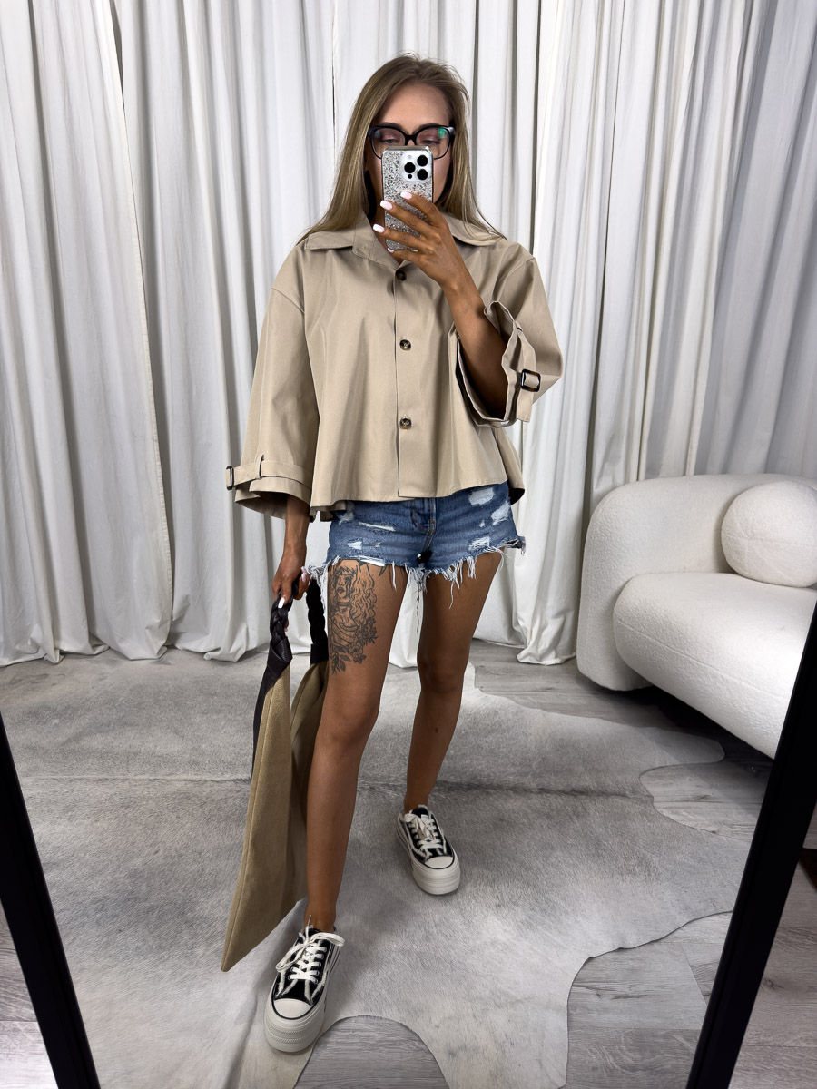 lekka-kurtka-havana-bezowa Lekka kurtka Havana – oversize’owa kurtka z szerokimi rękawami, noszona z jeansowymi szortami i plecioną torbą. Zdjęcie produktowe sklepu internetowego z odzieżą damską.