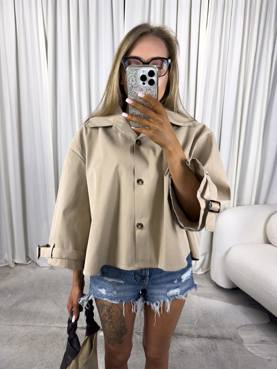 lekka-kurtka-havana-bezowa Lekka kurtka Havana – oversize’owa kurtka z szerokimi rękawami, noszona z jeansowymi szortami i plecioną torbą. Zdjęcie produktowe sklepu internetowego z odzieżą damską.