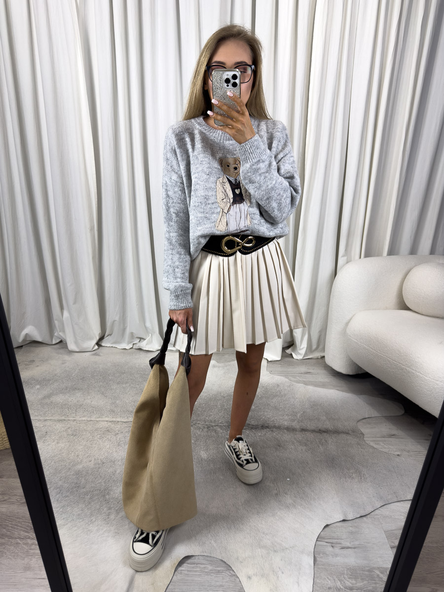 sweter-teddy-szary-azara Zdjęcie produktowe sklepu internetowego z odzieżą damską – modelka w trampkach ubrana w sweter Teddy szary marki Azara