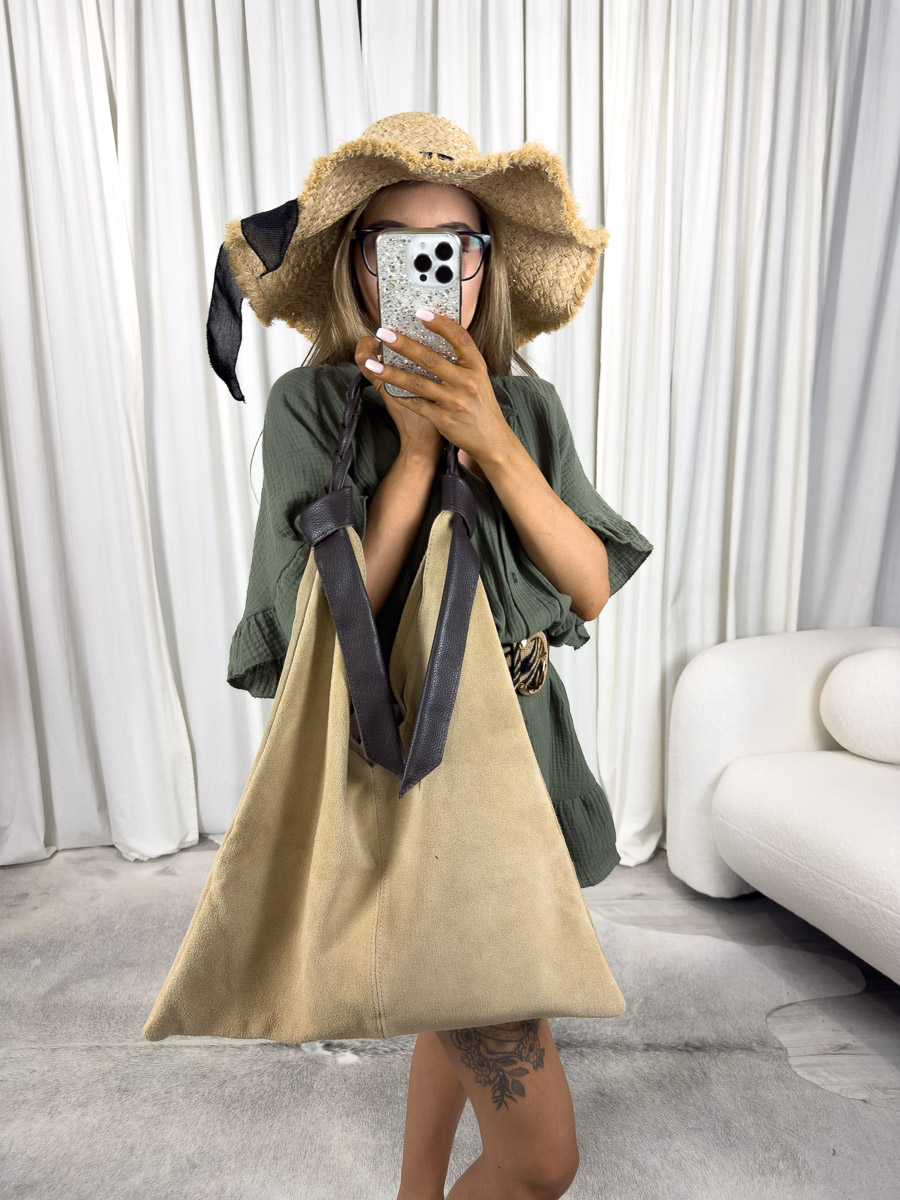 zamszowa-torebka-africa-bezowa Zamszowa torebka Africa – shopperka boho w stylizacji z zielonym kombinezonem muślinowym. Zdjęcie produktowe do sklepu internetowego z odzieżą damską www.butikdamski.pl