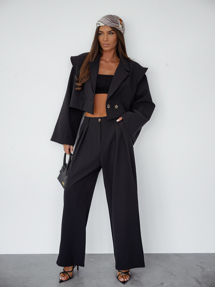 garnitur-oversize-basic-lil-glam-czarny-2 Zdjęcie produktowe sklepu internetowego: modelka w garniturze oversize Basic Lil Glam czarny od polskiego producenta – krótka marynarka i szerokie spodnie