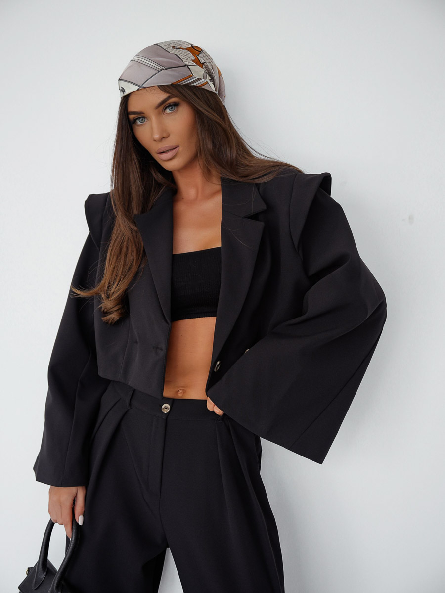 garnitur-oversize-basic-lil-glam-czarny-2 Zdjęcie produktowe sklepu internetowego: modelka w garniturze oversize Basic Lil Glam czarny od polskiego producenta – krótka marynarka i szerokie spodnie