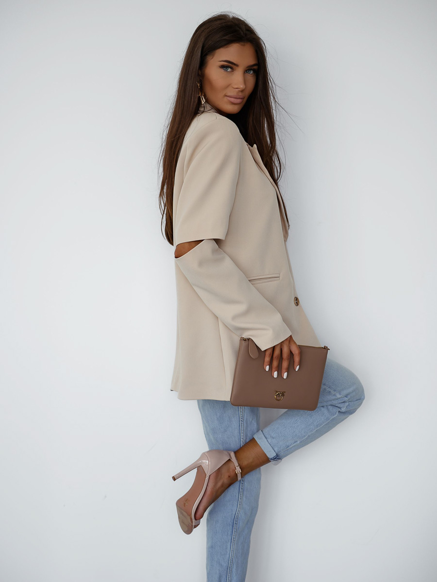 marynarka-oversize-basic-lil-glam-4 Zdjęcie produktowe sklepu online: modelka w marynarce oversize Basic Lil Glam kwiatowy od polskiego producenta.